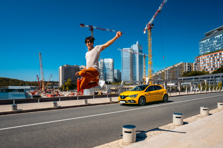 Mannequin homme paris voiture jaune saute