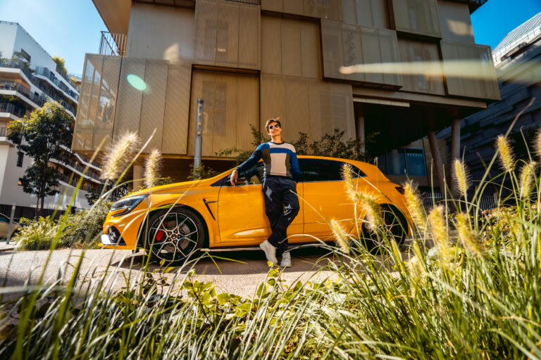 Mannequin homme paris voiture jaune