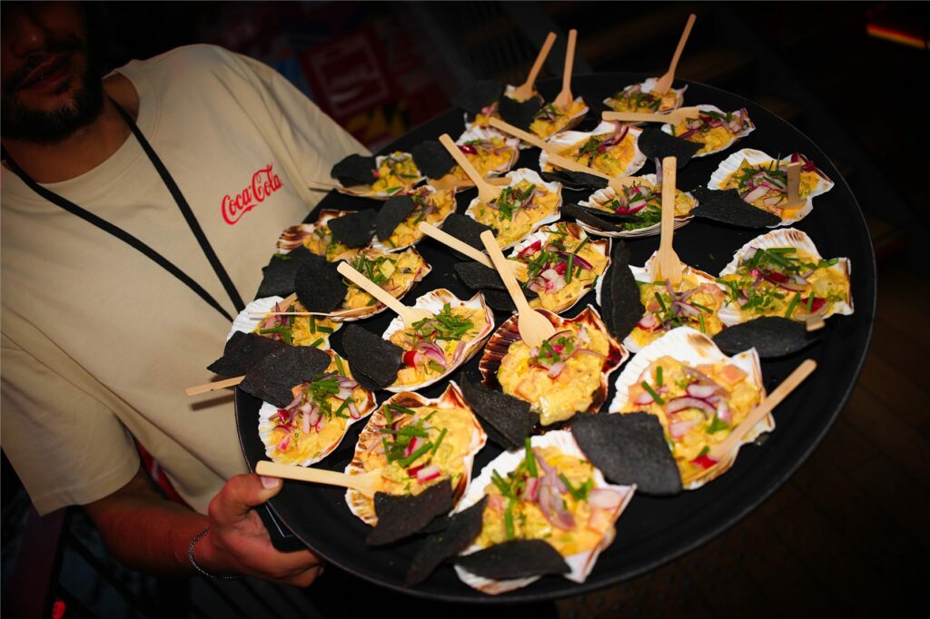 Plateau de bouchées servi pendant la soirée d'inauguration du Club Coca-Cola