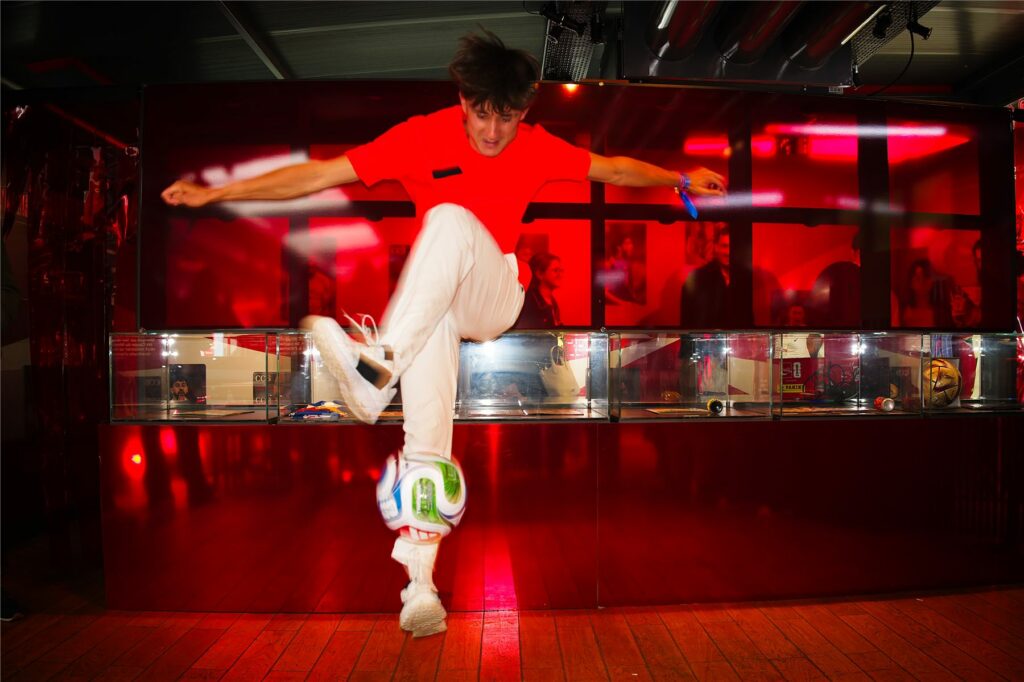Freestyle de football avec un ballon du Mondial sur le pont du Club Coca-Cola