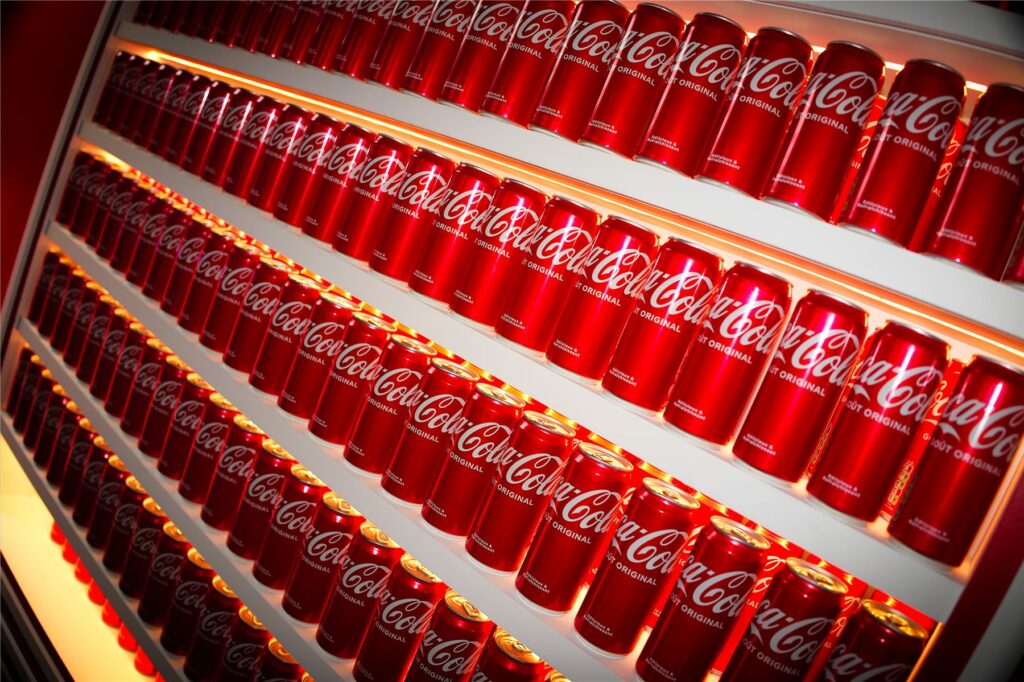 Mur de canettes Coca-Cola rétroéclairé au Club Coca-Cola