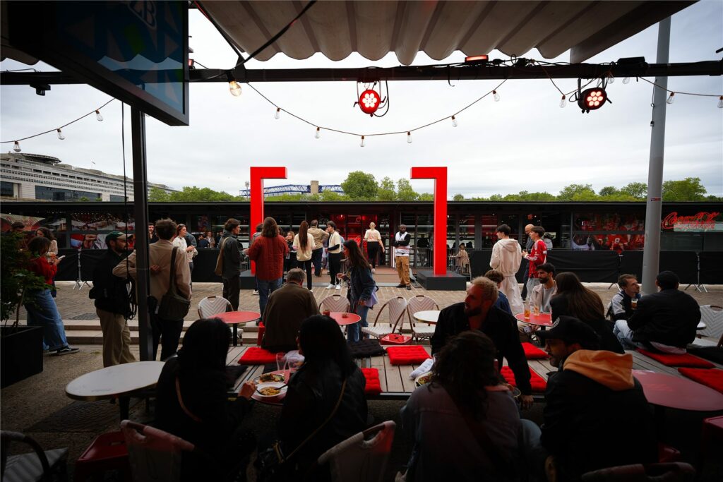 Terrasse du Club Coca-Cola sur les quais de Seine avec guirlandes lumineuses