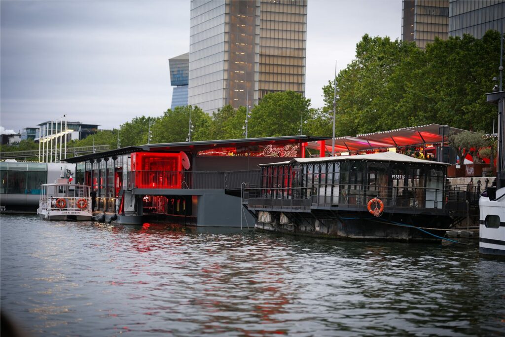 Le Club Coca-Cola, barge rouge amarrée sur la Seine au Quai de la Photo, Paris 13e