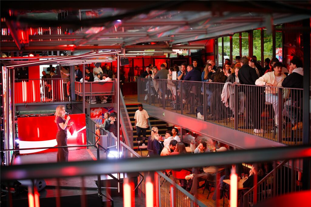 Vue d'ensemble du Club Coca-Cola avec la scène et le public pendant le match