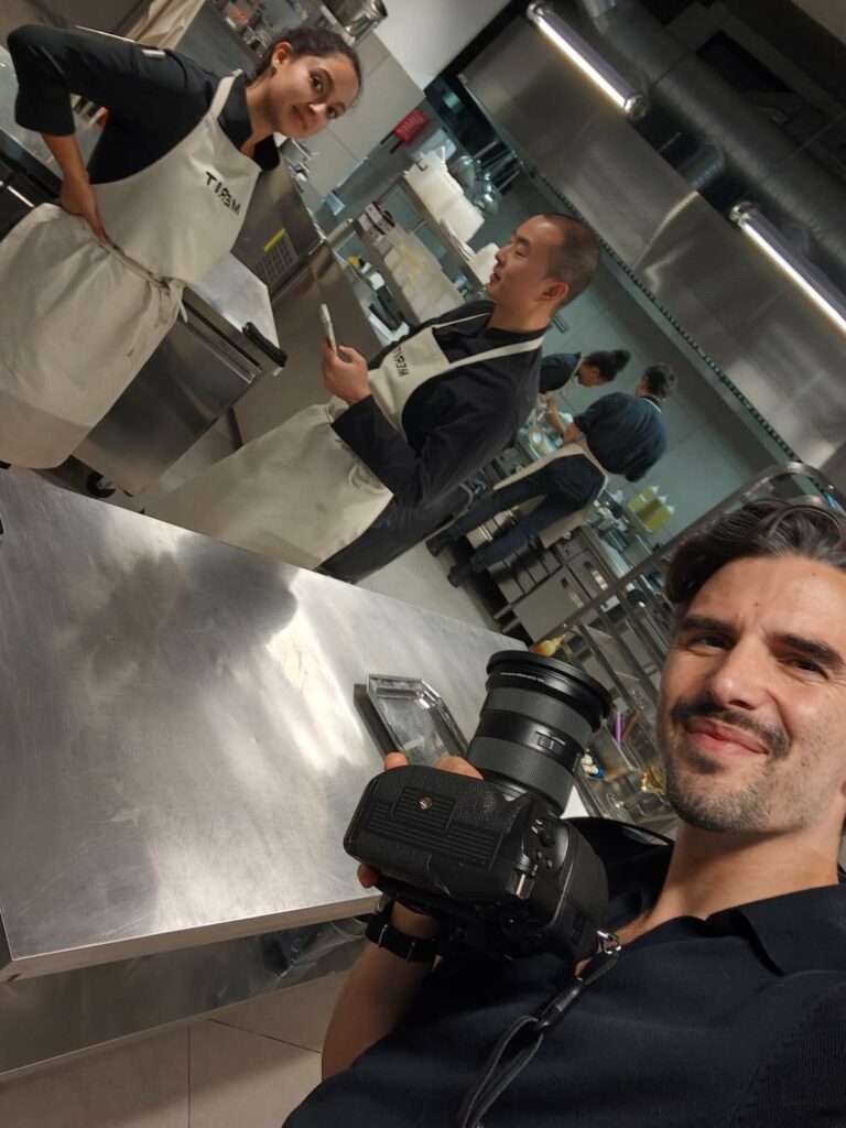 Coulisses : le photographe et ses boîtiers en cuisine pendant la soirée Merit