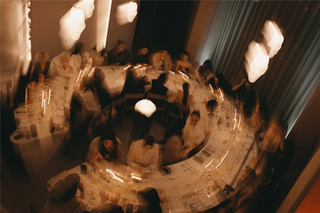 Dîner Merit New Wave photographié en pose longue avec effet de mouvement