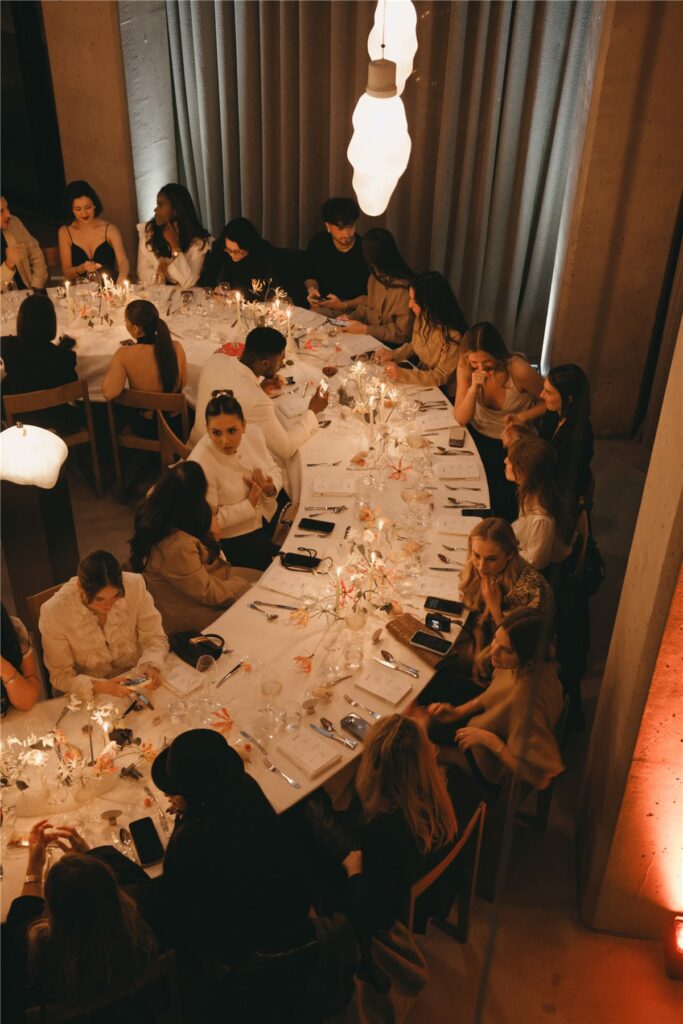 Vue d'ensemble du dîner de lancement Merit New Wave autour d'une table circulaire