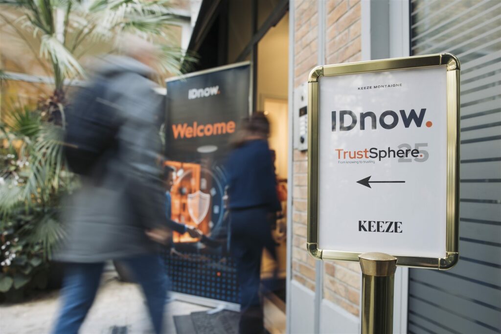 Panneau d'accueil IDnow TrustSphere à l'entrée du lieu Keeze Montaigne à Paris