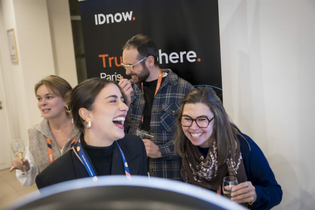 Participantes riant aux éclats pendant le cocktail de TrustSphere Paris