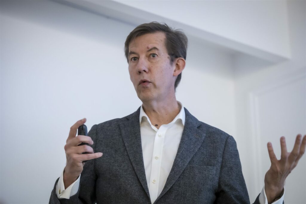 Orateur en pleine prise de parole pendant la conférence TrustSphere Paris