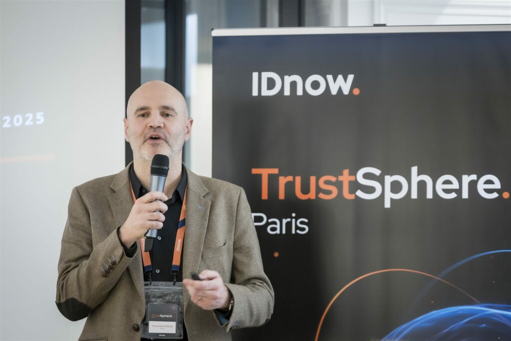 Intervenant au micro devant le kakémono IDnow TrustSphere Paris