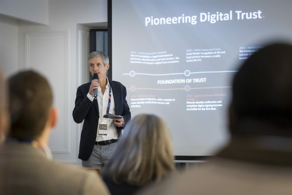 Intervenant en keynote devant l'écran « Pioneering Digital Trust » lors de TrustSphere Paris 2025