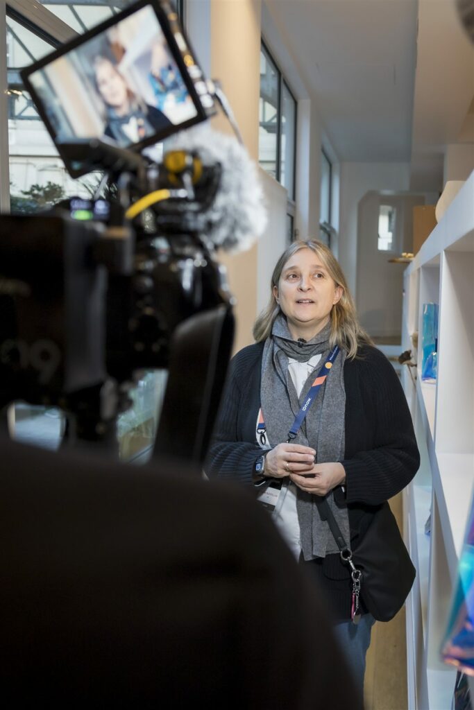 Coulisses : interview d'une participante devant la caméra pendant TrustSphere Paris