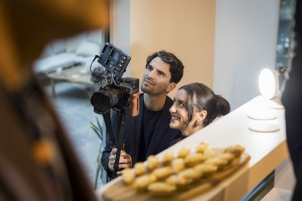 Coulisses : tournage d'une interview de participante avec une caméra sur stabilisateur