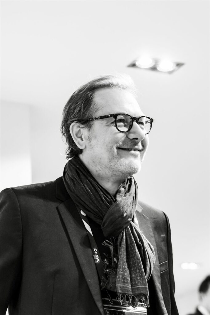Portrait en noir et blanc d'un invité souriant lors de TrustSphere Paris 2025
