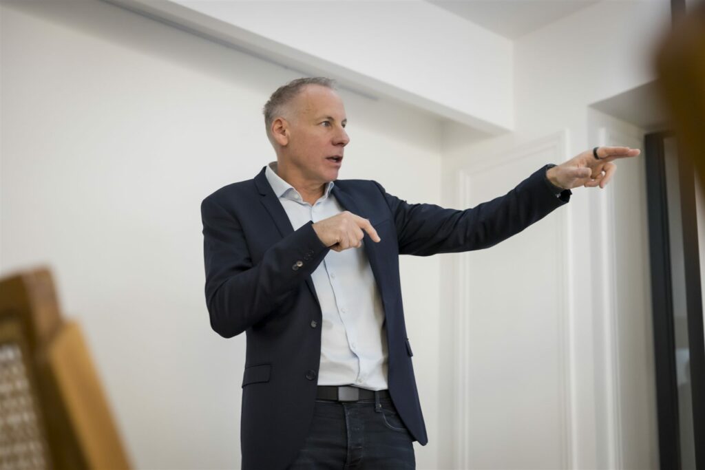 Intervenant désignant l'écran pendant sa présentation à TrustSphere Paris