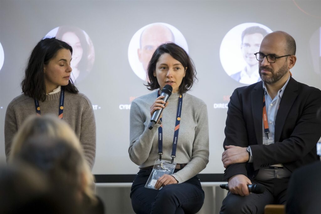 Table ronde avec trois intervenants dont une prenant la parole au micro, TrustSphere Paris
