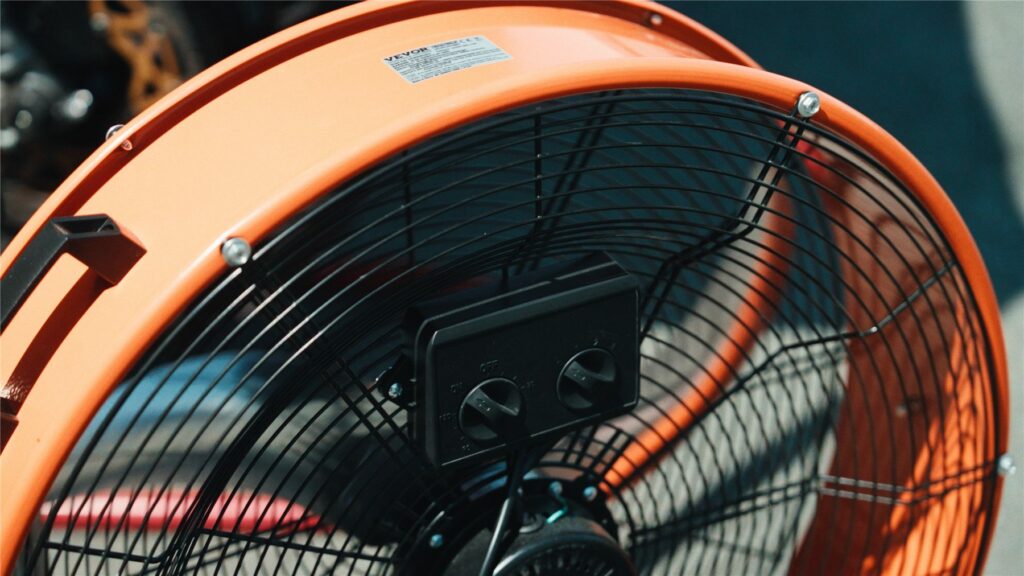 Gros ventilateur orange dans le stand de Geoffroy Dehaye sur le Circuit Carole