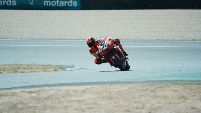 Yamaha R1 orange en pleine inclinaison dans un virage du Circuit Carole